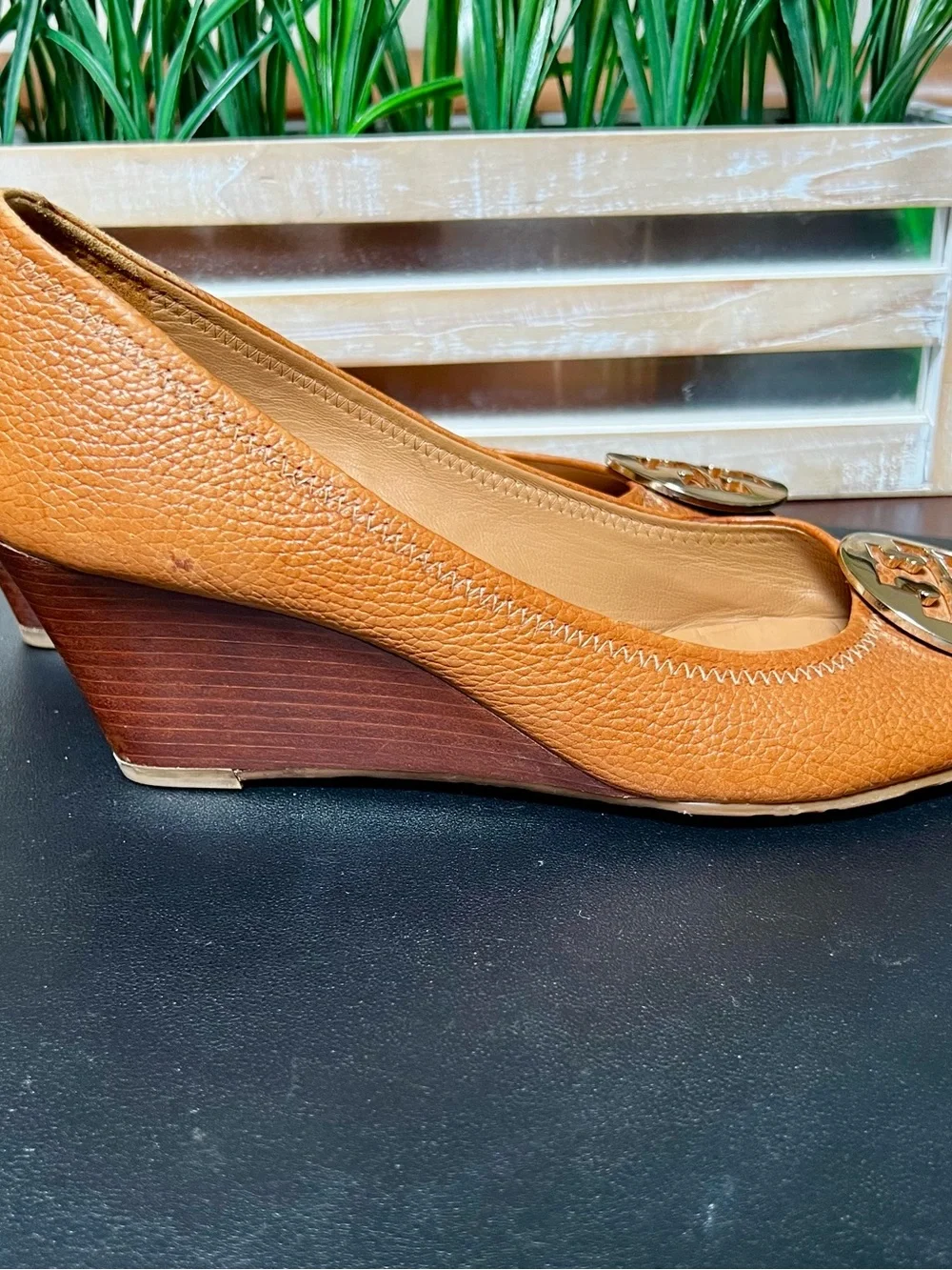 TORY BURCH Sally Peep Toe Camel Brown Leather Wedge & Gold Signature Medallion